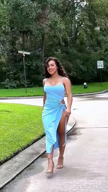 GdM4p7Qh8ug - Gorgeous model in a blue tight thigh dress for the night #fashion  #style #outfit #sho