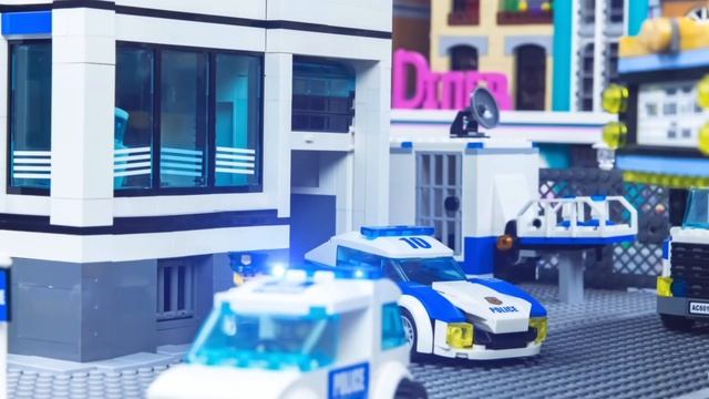 Мультик LEGO с полицейскими машинами, экскаватором и другими игрушками для детей