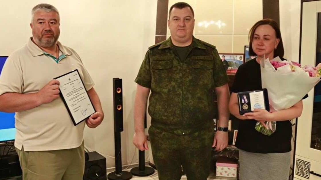 Родителям военкора "Известий" Федорчака передали медаль "Доблесть и отвага"