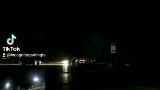 жуткие исполинские силуэты во время шторма в Австралии.