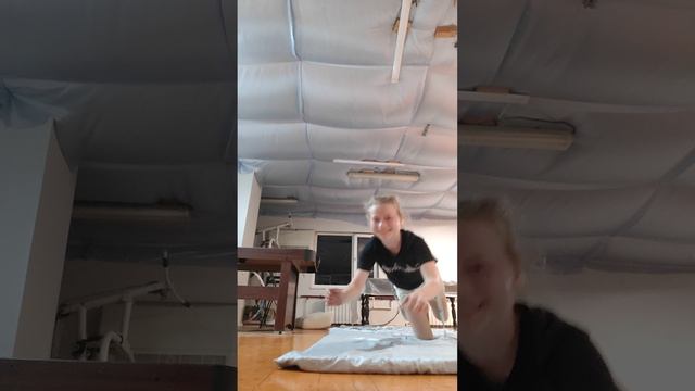 делаем друг на одной руке переворот