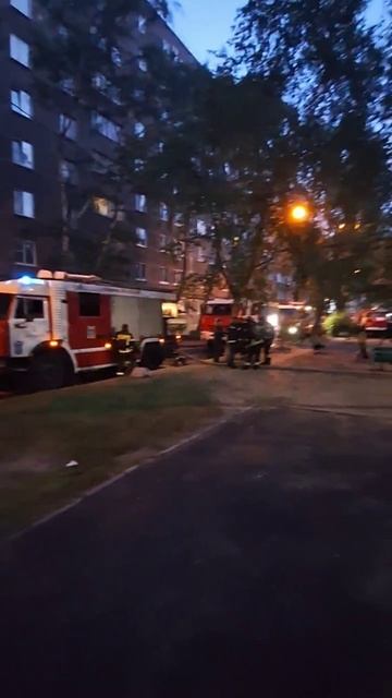 Ещё кадры мощного пожара в многоэтажке по улице Красных Зорь.