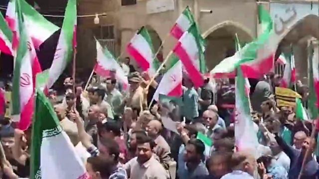 По всему Ирану вспыхивают массовые протесты с призывами к военному ответу на израильские удары.