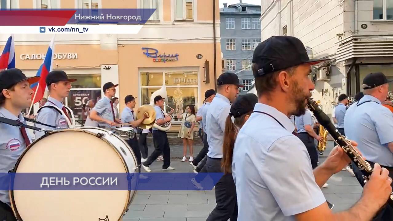 Стометровый триколор объединил тысячу россиян в шествии по Нижнему Новгороду