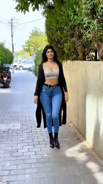 YVXcu9ekRLU - These Fit Jeans look beautiful in this girl #shorts