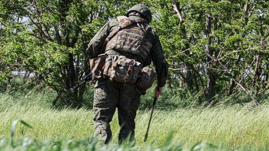 Саперы при помощи "Сталкеров" исследуют каждый метр курского приграничья