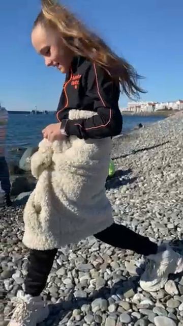 Наши девочки в Сочи на море после выступления по художественной гимнастике.