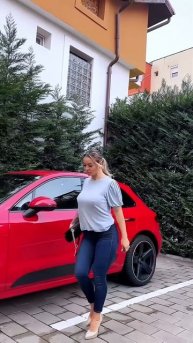 ZWpYcVET2qE - These Fit Jeans look beautiful on this girl #shorts