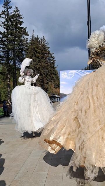 Худулистки в царских нарядах средневековья
