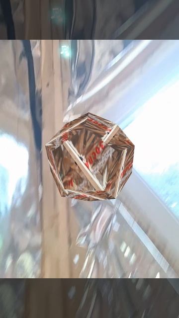 1000026406.mp4 (Собака наблюдает за проверкой плоскости каркаса для и/бруса внутри дома А-фрейм)
