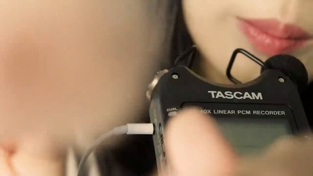 asmr wooyeon. Близкий шёпот, быстрые движения рук, звуки рта.