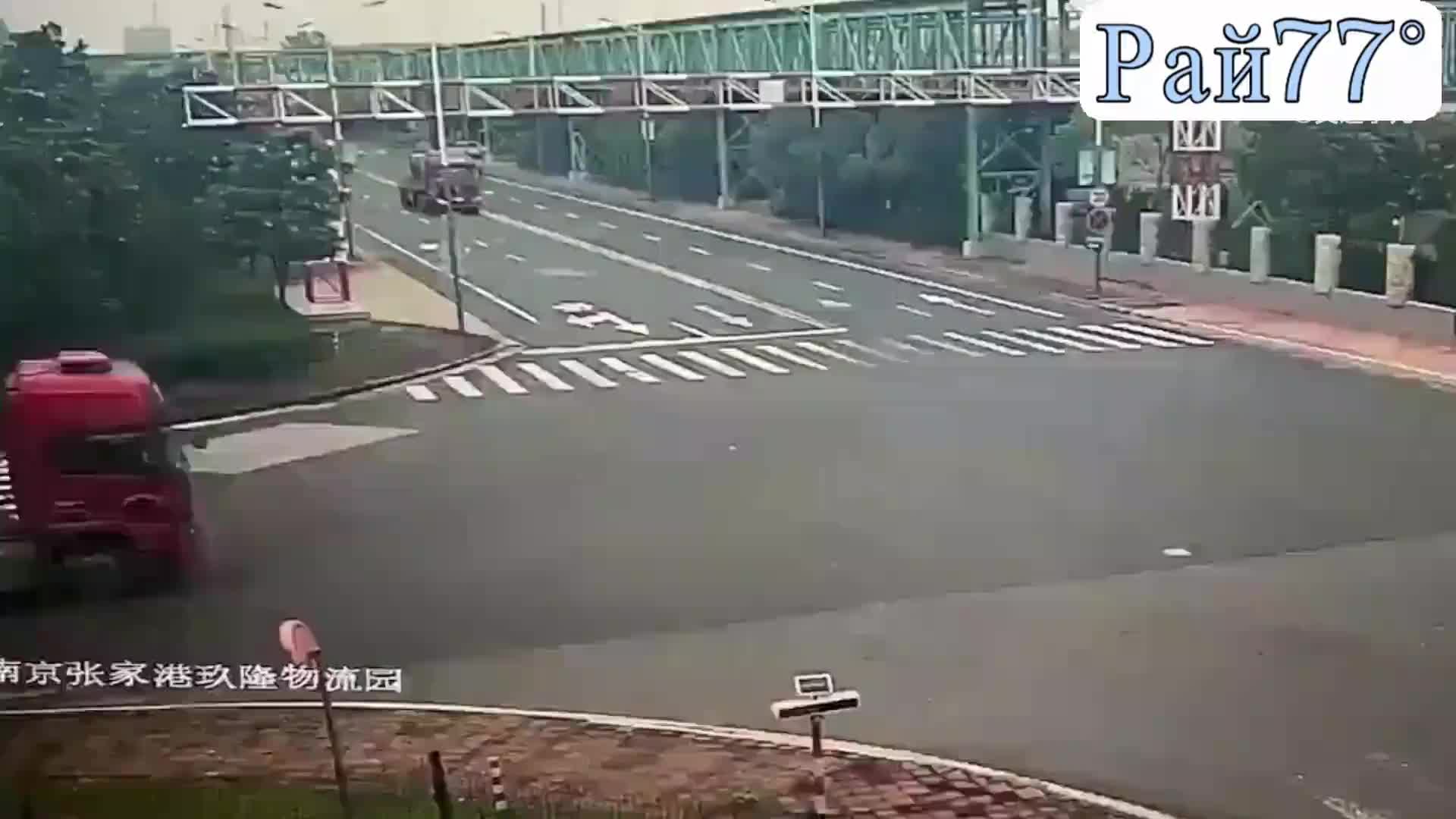 Китайский дальнобойщик не успел остановить большегруз, который опрокинулся на автомобиль