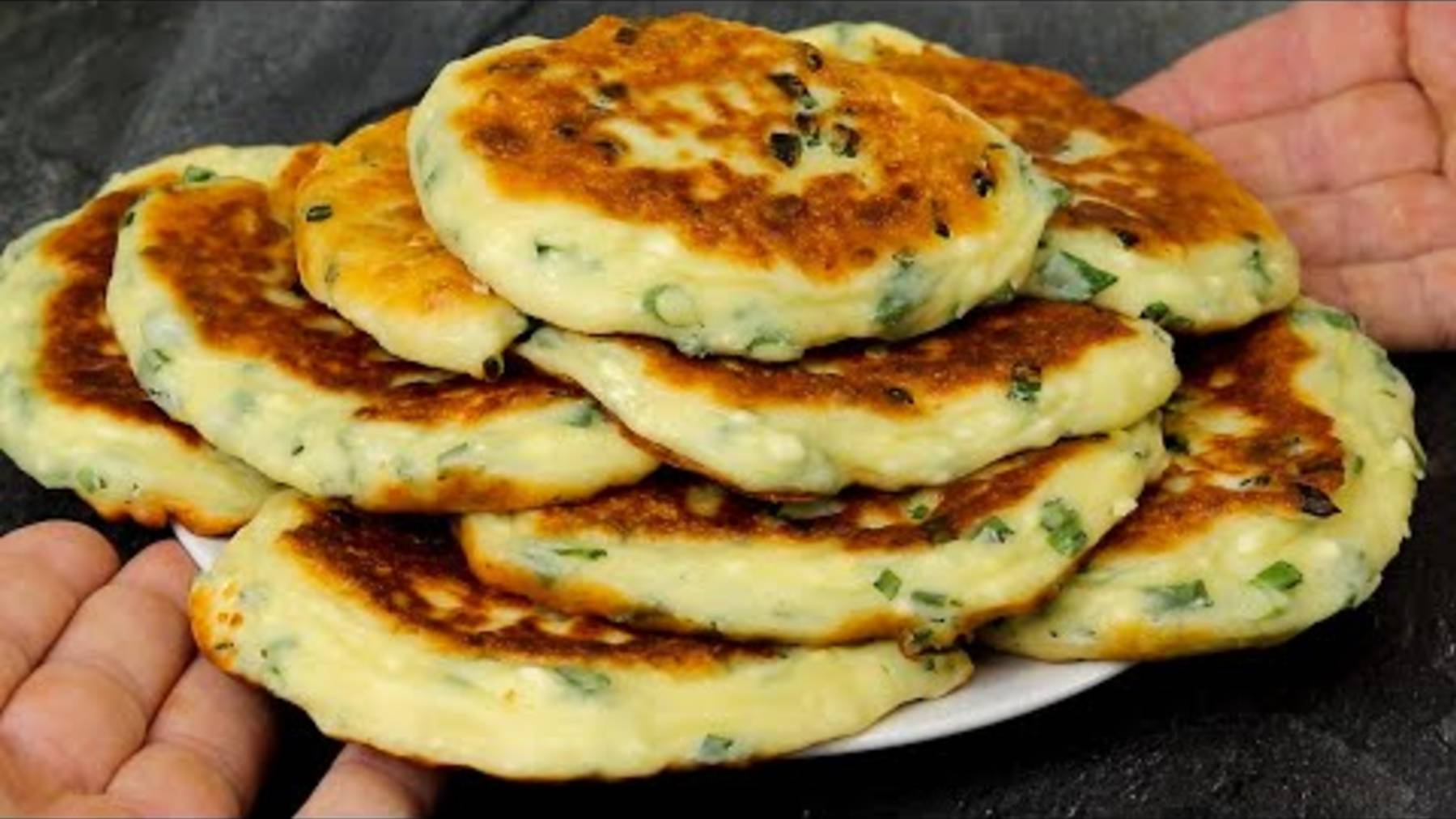 ТВОРОЖНЫЕ ОЛАДЬИ С ЗЕЛЕНЫМ ЛУКОМ. Вкусные и полезные ОЛАДЬИ за 10 МИНУТ. Быстрый и простой рецепт