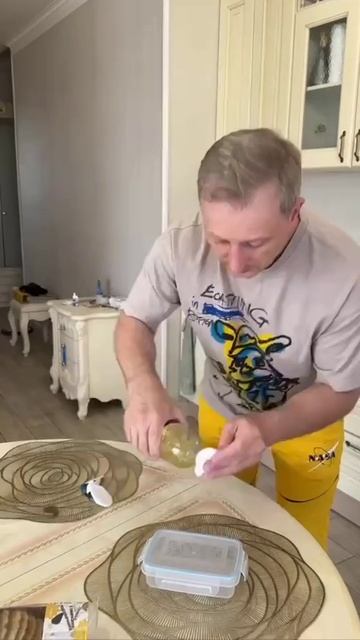 лайфхак как оттереть клей от этикетки
