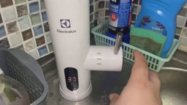 Демонстрация нагрева воды Водонагревателем Electrolux Taptro