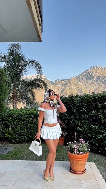 Y27fQri6W0M - This girl looks stunning in this outfit #shorts