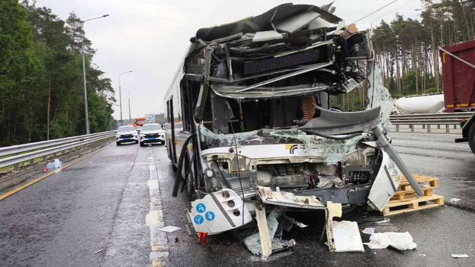 РЕН ТВ публикует кадры последствий ДТП с автобусом в Подмосковье