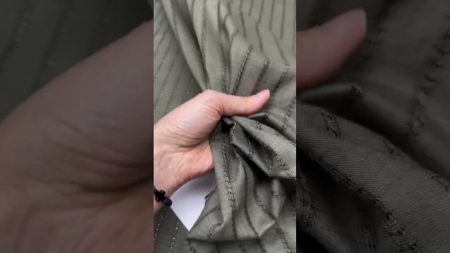 Красивое самобытное полотно в оттенке оливы