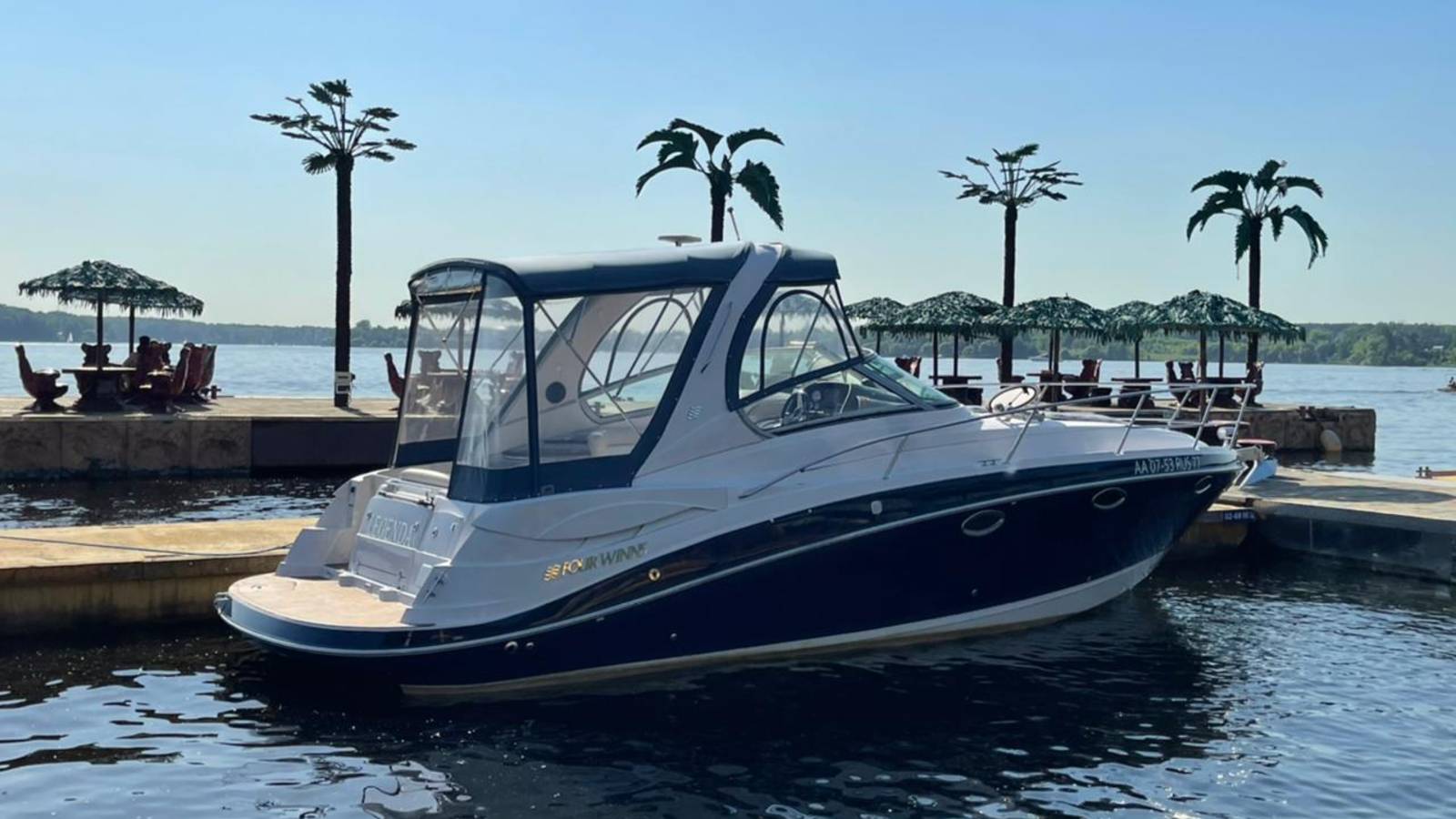 Аренда моторной яхты с кейтерингом