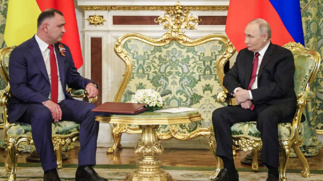 Президент Южной Осетии поздравил Путина с Днем России