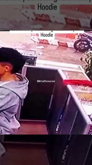 что-то невидимое потащило за капюшон.