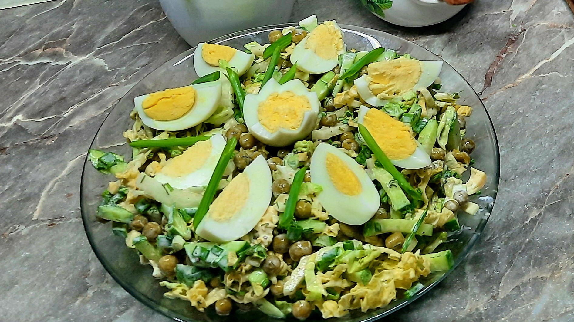 Беру БАНКУ ГОРОШКА, капусту и готовлю гениальный салат! Вкусный рецепт из простых продуктов!!