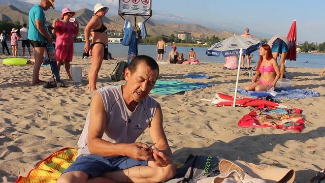 Как правильно  есть персики