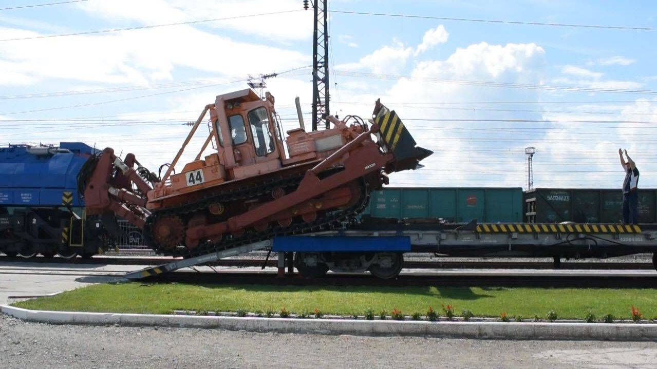 Трактор ДЭТ-320. Заезд на платформу.