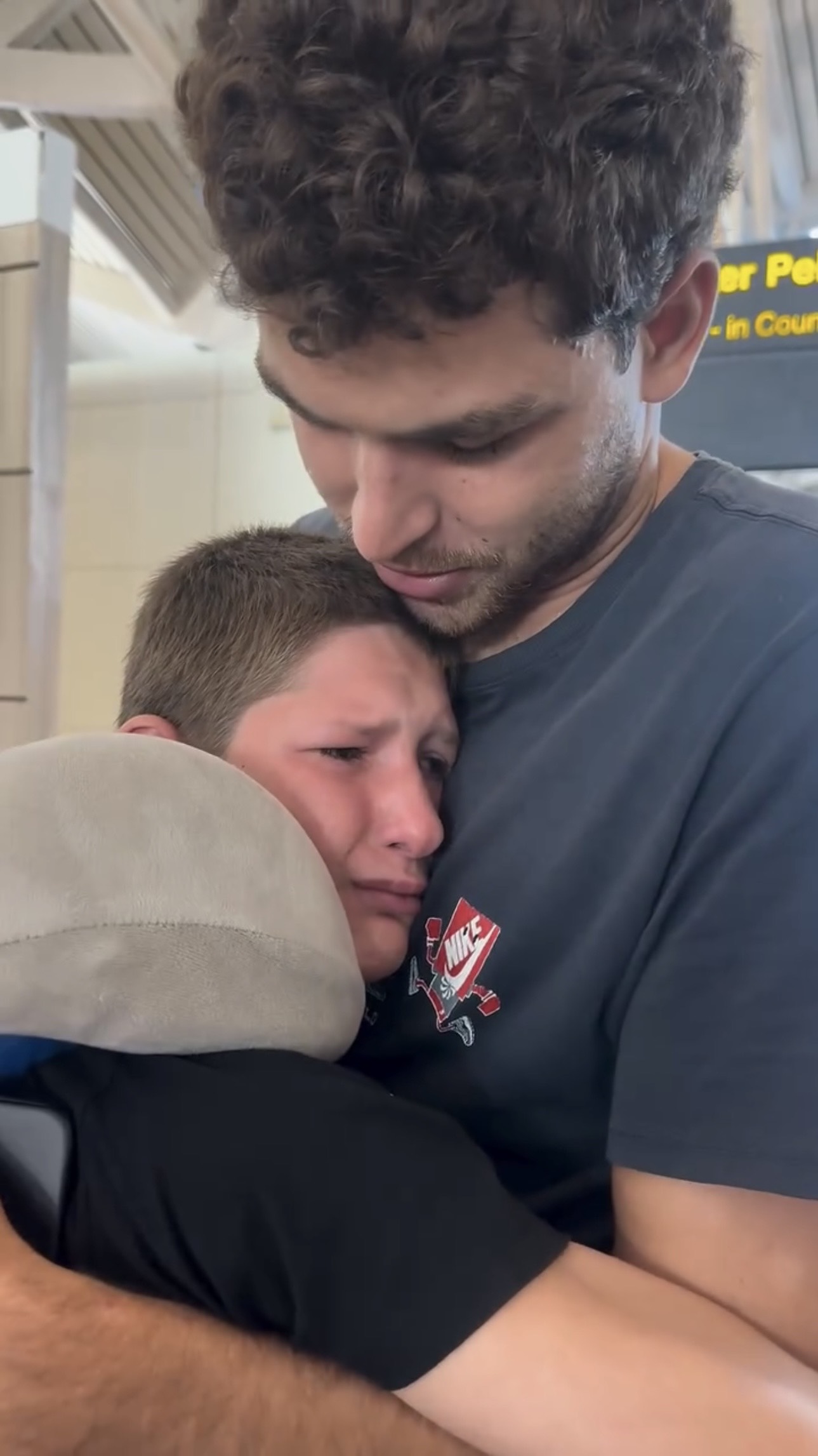 «Когда сын взрослый прощается с братьями — и тишина всё скажет сама…» #shorts #дети #семья #братья