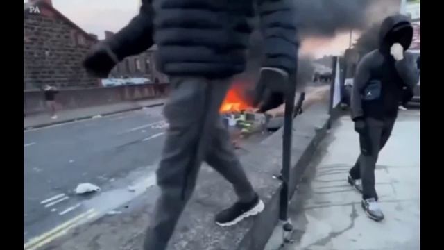 В Северной Ирландии местные жгут и громят дома с мигрантами