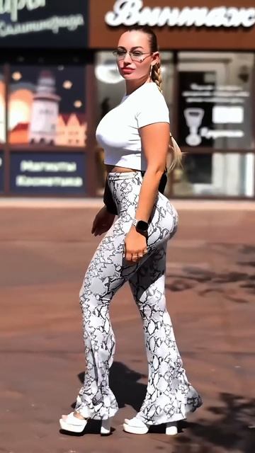 SMNwoV_A4jk - Beautiful model in tight palazzo pants summer outfit for the day #fashion  #style #out