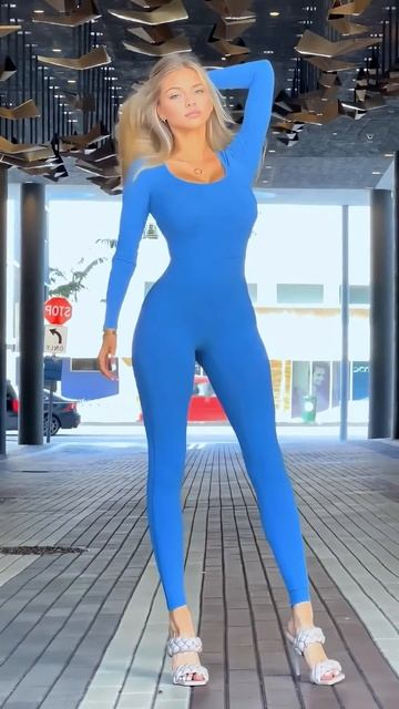 dAk9iqIdKLo - This girl looks stunning in these outfits #shorts