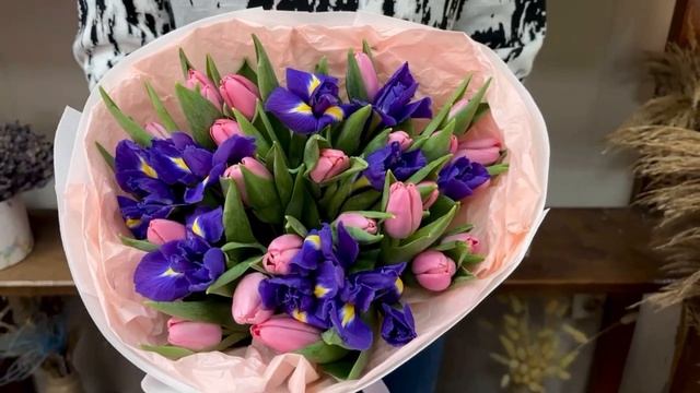 Відеоогляд букета з 25 яскраво-рожевих тюльпанів та 10 с