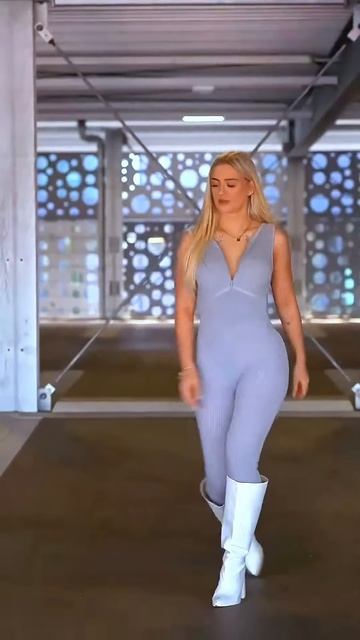 V_RLlgYYL3I - These Fit Pants look beautiful in this girl #shorts