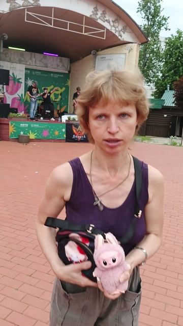 Девушка из Магадана зажигательно танцует под Владивосток2000 в городе Павловский Посад