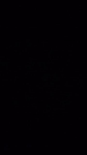 мало клубники в руке ,оо а теперь много