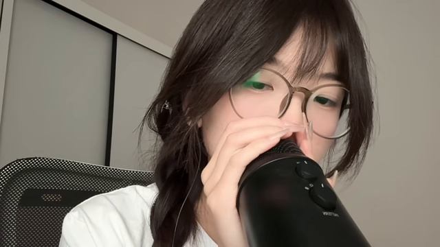 food ASMR. Близкий шёпот, движения рук, звуки рта, запись со стрима.