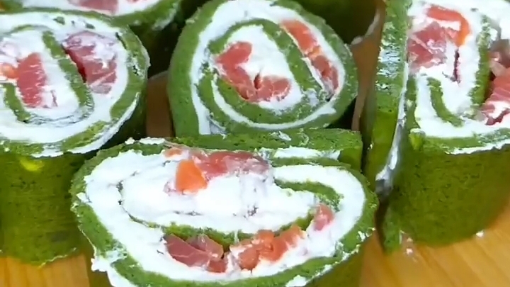Шпинатный РУЛЕТ с рыбой...🍣🌿😋    Рецепт в описании ✍️