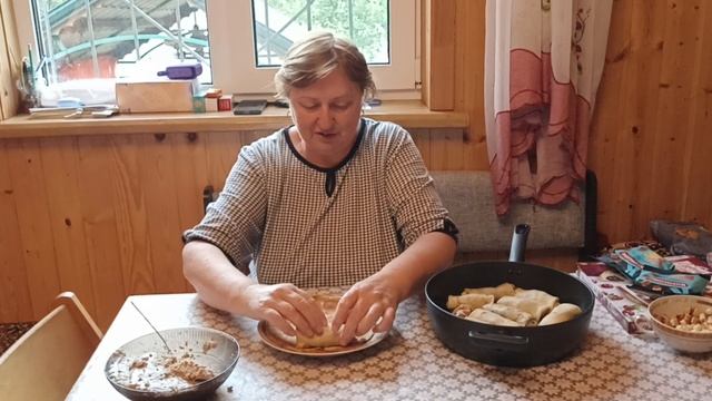Блинчики с мясом и молочный коктейль.