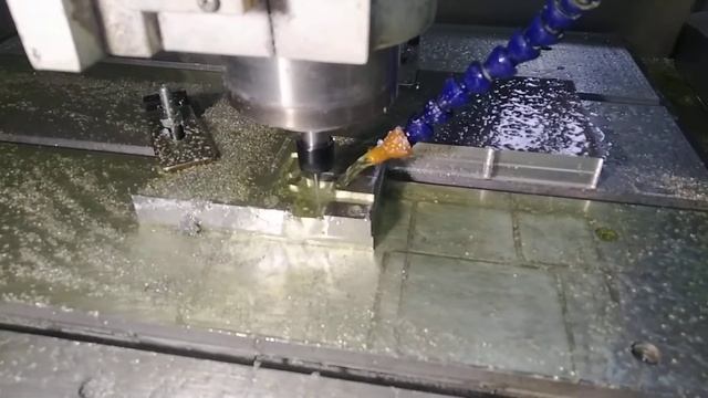 Фрезеровка формы для флешки из алюминия