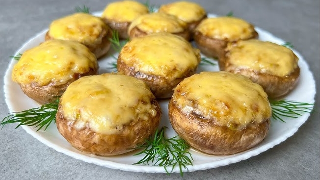 Очень вкусные шампиньоны, фаршированные фаршем и сыром👍