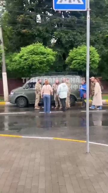 🔴Под Киевом сотрудники «ТЦК» пытаются помочь и укрыть человека от дождя🙂🔴