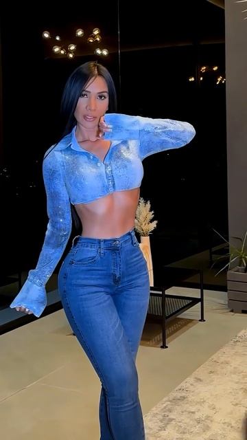 d14WXpye3rs - These Fit Jeans look beautiful on this girl #shorts