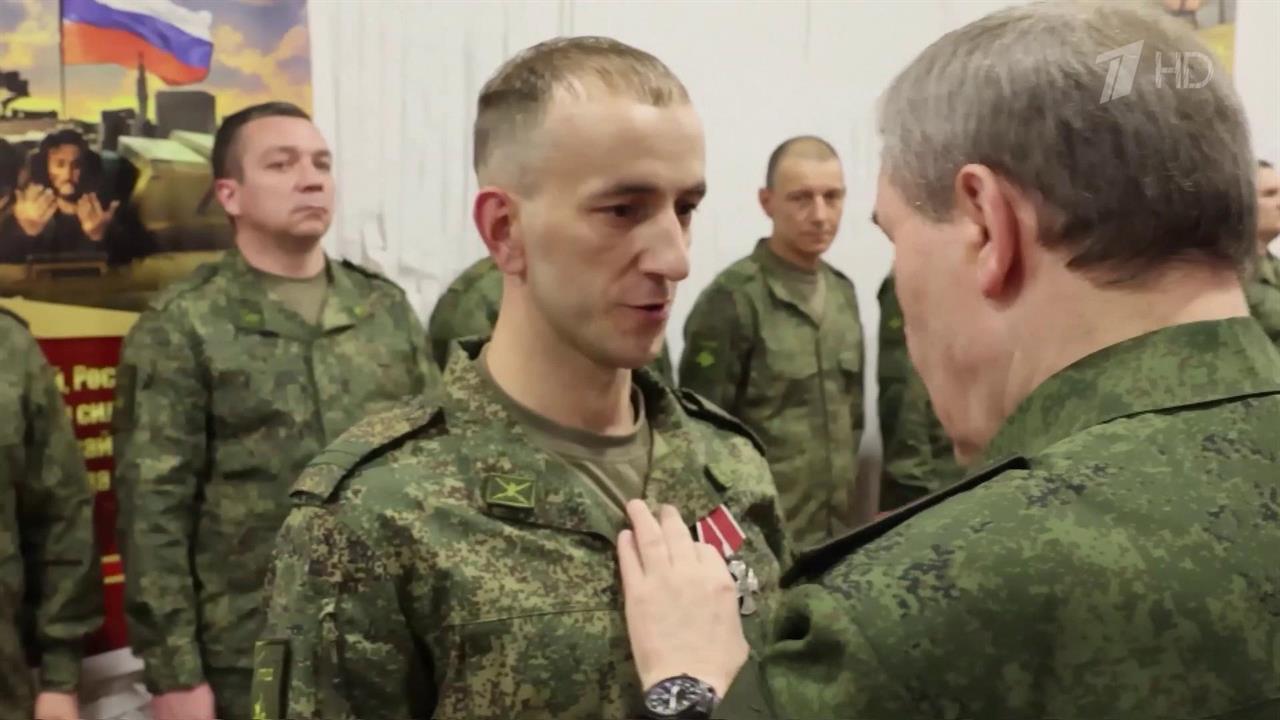 Начальник Генштаба ВС РФ Валерий Герасимов вручил госнаграды отличившимся бойцам "Запада"