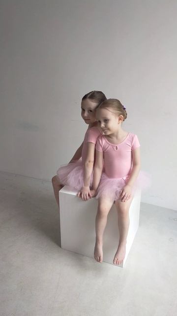 Две маленькие дочки 🥰