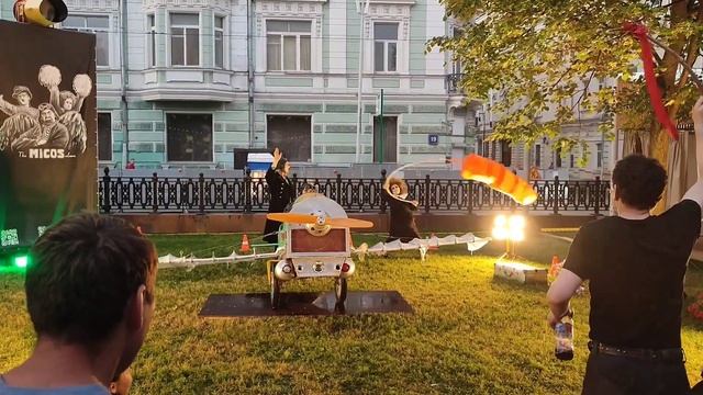 Клоунский театр "Микос" создает магию на ровном месте, выступление на Чистопрудном бульваре