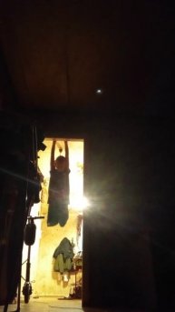 на заднем фоне стоит электросамокат.