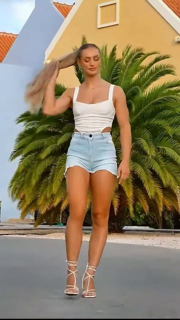 ZwmLXIXcJZc - These Fit Jeans look beautiful in this girl #shorts