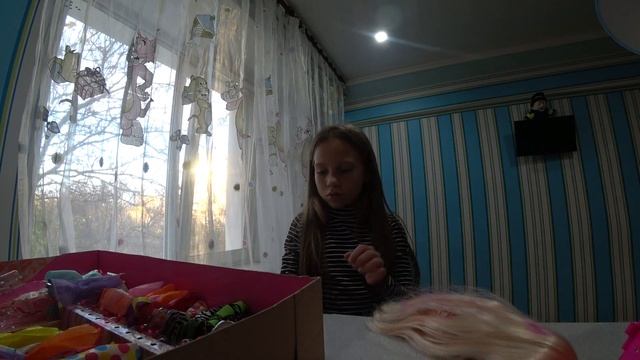 Барби и ее большая коллекция платьев