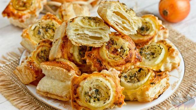 Развиваем тему луковой выпечки. ПРЯНЫЕ ЛУКОВЫЕ СЛОЙКИ